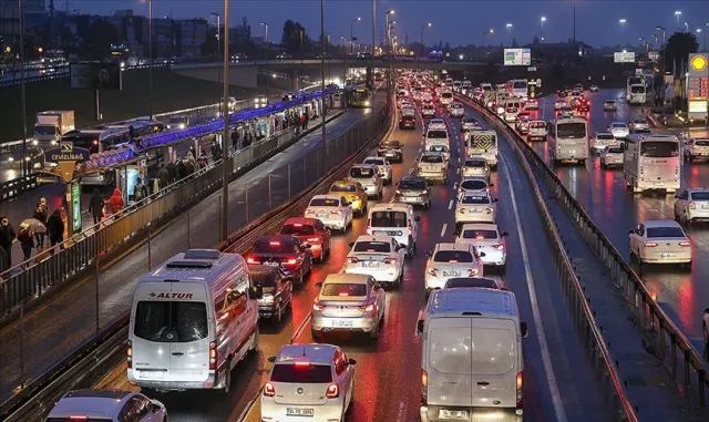 Girit Adası'nın Suda Limanı'nda yolcu gemisi ile yük gemisi çarpıştı