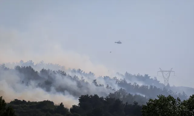 GÜNCELLEME 2 - Balıkesir'in Altıeylül ilçesinde çıkan orman yangınına müdahale ediliyor