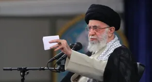 İran eski Cumhurbaşkanı Ahmedinejad, Hamaney'i anma programında görüntülendi 