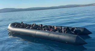 İzmir'de 54 düzensiz göçmen yakalandı
