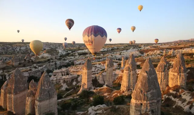 Kapadokya'nın güzelliği gece saatlerine de taşındı