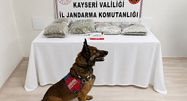 Kayseri'de gece yarısı durduruldu! Araçtan çıkanlar şoke etti: 5 Kilo uyuşturucu ele geçirildi