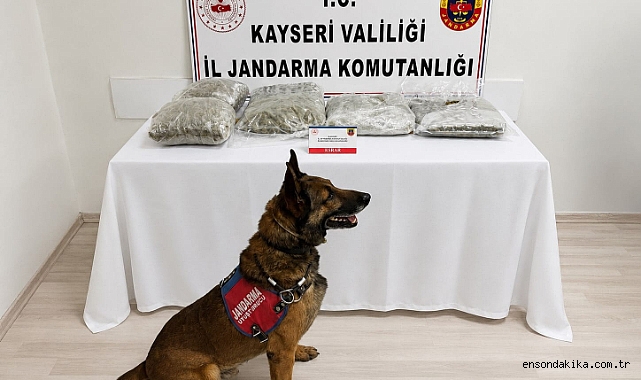 Kayseri'de gece yarısı durduruldu! Araçtan çıkanlar şoke etti: 5 Kilo uyuşturucu ele geçirildi