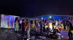Kırıkkale'de devrilen yolcu otobüsündeki 29 kişi yaralandı (GÜNCELLEME)