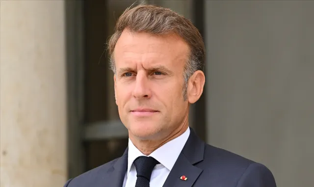 Macron, İngiltere Başbakanı Starmer'a Legion d'Honneur nişanı takdim etti