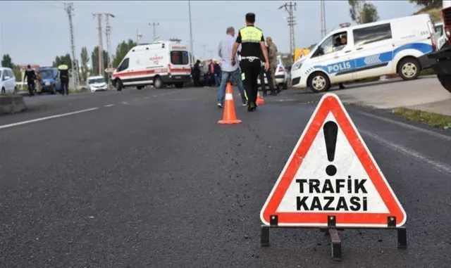 Tokat'ta iki otomobil çarpıştı, 3 kişi yaralandı