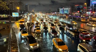 Mısır'da trafik kazası geçiren 3 Türk vatandaşı hava ambulansıyla Türkiye'ye getirildi
