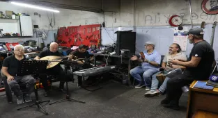 Motor ustalarının kurduğu Grup Sanayi tamirhaneyi konser salonuna dönüştürüyor