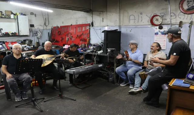 Motor ustalarının kurduğu Grup Sanayi tamirhaneyi konser salonuna dönüştürüyor