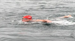 Otizmli ultra maraton yüzücüsü Tuna Tunca, Kuzey Kanalı'nı geçti