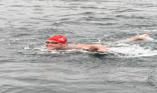 Otizmli ultra maraton yüzücüsü Tuna Tunca, Kuzey Kanalı'nı geçti