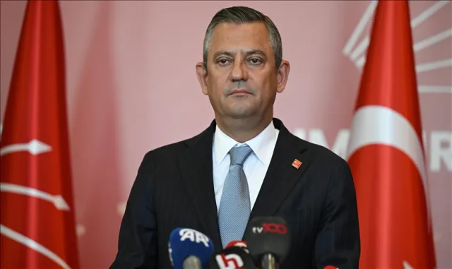 Özgür Özel, Çankaya Belediye Başkanı Güner'e destek için belediyeye yürüdü