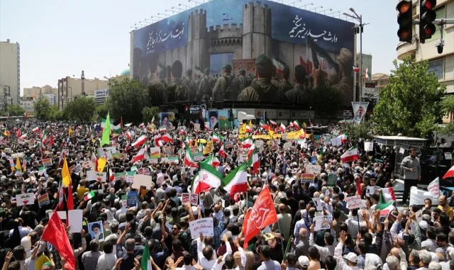 Iran basını: Hürmüz Boğazı yakınlarındaki Keşm ve Hengam adaları ile Bender Abbas kentine ABD tarafından saldırılar düzenlendi