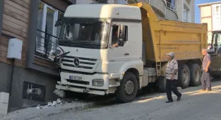 Tekirdağ'da freni boşalan kamyon eve çarptı
