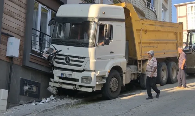 Tekirdağ'da freni boşalan kamyon eve çarptı