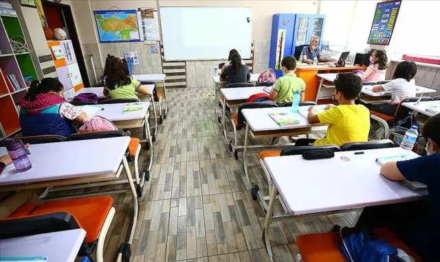 Çanakkale'de hafif ticari aracın dere yatağına devrildiği kazada 2 kişi öldü