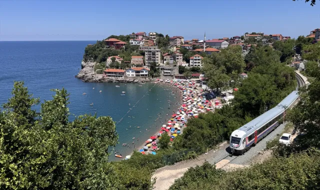 Zonguldak ve Kocaeli'de sıcak havadan bunalanlar plajları doldurdu