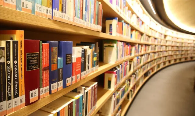 Esenyurt'ta kütüphane ve emekli evi törenle hizmete açıldı