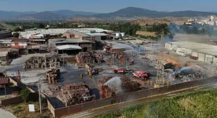 İzmir'de kağıt fabrikasının deposunda çıkan yangın kontrol altında 