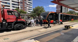  Kayseri'de tramvayın çarptığı genç hayatını kaybetti