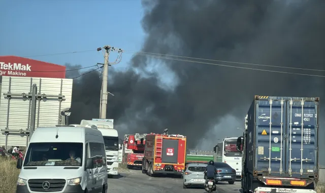 Kocaeli'de geri dönüşüm deposunda yangın çıktı