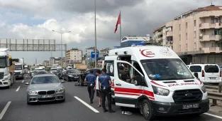 Kocaeli'de SUV ile tırın çarpıştığı kaza nedeniyle D-100 kara yolunda ulaşım aksadı