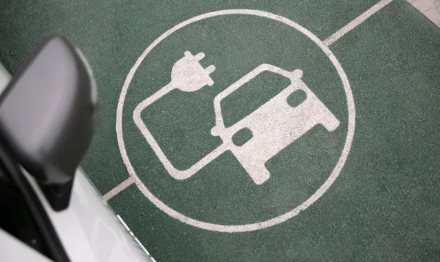 Maltepe'de park halindeki elektrikli otomobil yandı