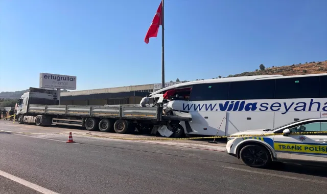 Muğla'da yolcu otobüsü ile tırın çarpıştığı kazada ölü sayısı 4'e yükseldi