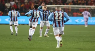 Trabzonspor'un kuruluş yıl dönümünde Papara Park, bordo-mavi renklerle ışıklandırıldı