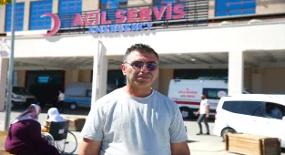 Diyarbakır'da otomobilin kaldırımda çarptığı anne ve 2 çocuğu yaralandı (GÜNCELLEME)