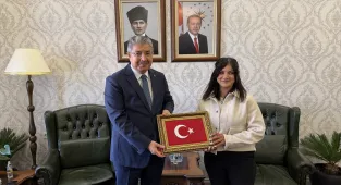 Eskişehir'de yerden Türk bayrağını alan kuryeye Vali Yılmaz'dan hediye
