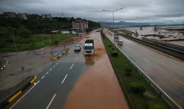GÜNCELLEME 2 - Rize'de sağanak etkili oldu