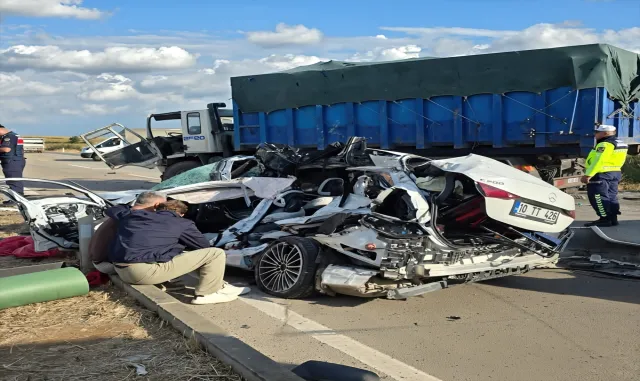 Trafik kazasında ölen hamile kadın ile 3 yaşındaki kızının cenazeleri defnedildi Trafik kazasında ölen hamile kadın ile 3 yaşındaki kızının cenazeleri defnedildi
